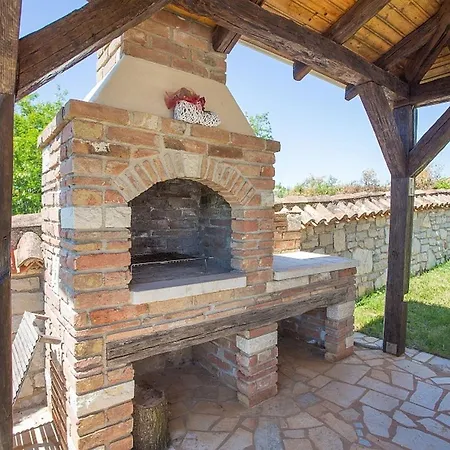 Villa Quaint Stone With Swimming Pool In Kastelir