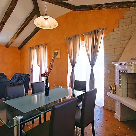 Villa Quaint Stone With Swimming Pool In Kastelir *