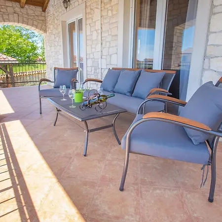Villa Quaint Stone With Swimming Pool In Kastelir *