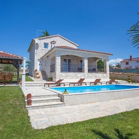 Villa Quaint Stone With Swimming Pool In Kastelir